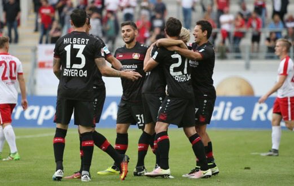 Chicharito, celebrando su gol contra el Offenbach.