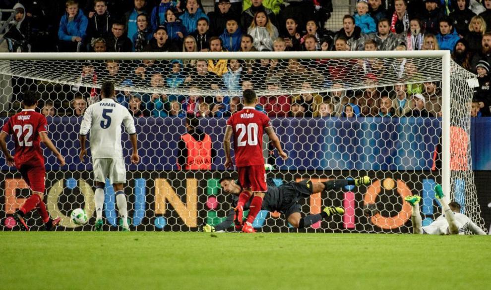 Momento en el que Ramos marca un gol que sera anulado por falta a un...