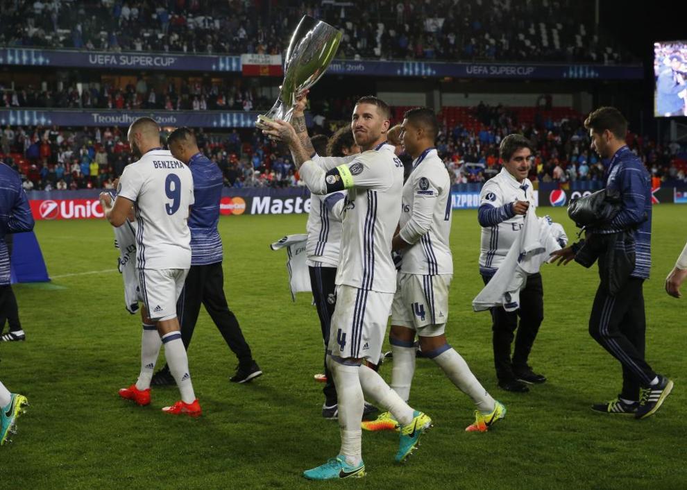Sergio Ramos ofrece la Supercopa a la aficin madridista