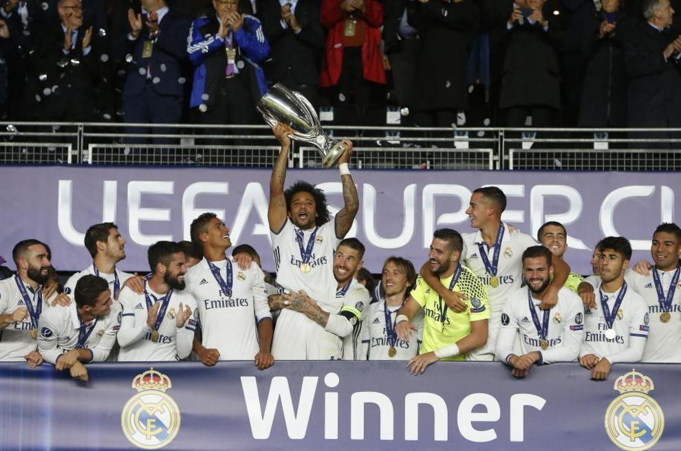 Marcelo levanta el trofeo mientras Sergio Ramos lo abraza