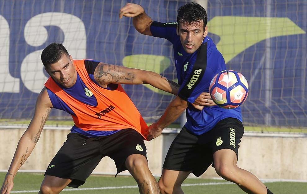 Fuentes disputa un baln con Reyes en un entreno con el Espanyol.
