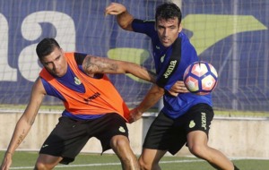Fuentes disputa un baln con Reyes en un entreno con el Espanyol.