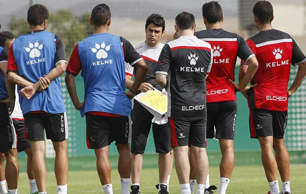 Alberto Toril, rodeado de sus jugadores, en un entrenamiento