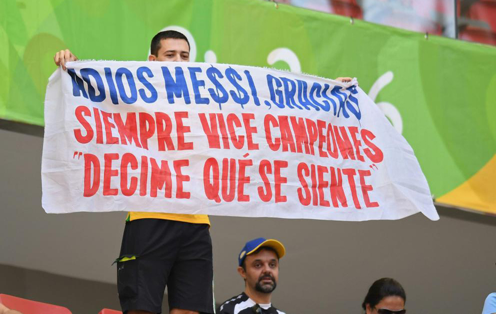 Una aficionado brasileo, con una pancarta en el choque ante...