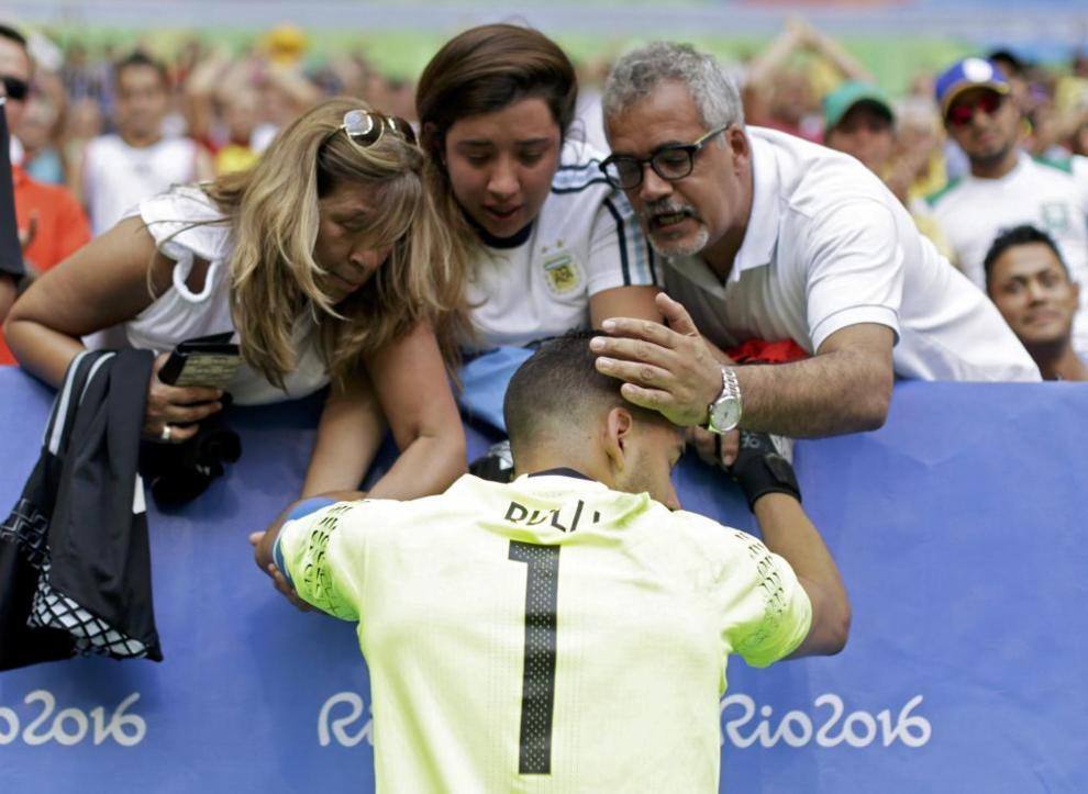Rulli, consolado por sus familiares tras la eliminacin argentina.