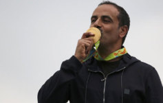 Fehaid Aldeehani gan el oro en doble trap como deportista...