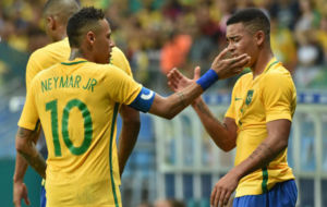 Neymar felicita a Gabriel Jess tras su gol.