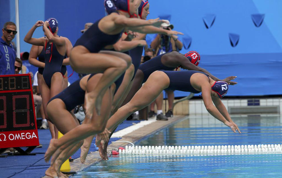 El equipo de Estados Unidos de waterpolo femenino continu con su...