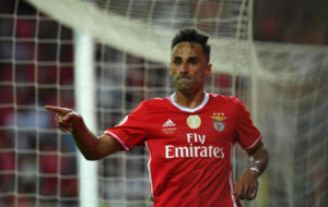 Jonas celebrando un gol con el Benfica
