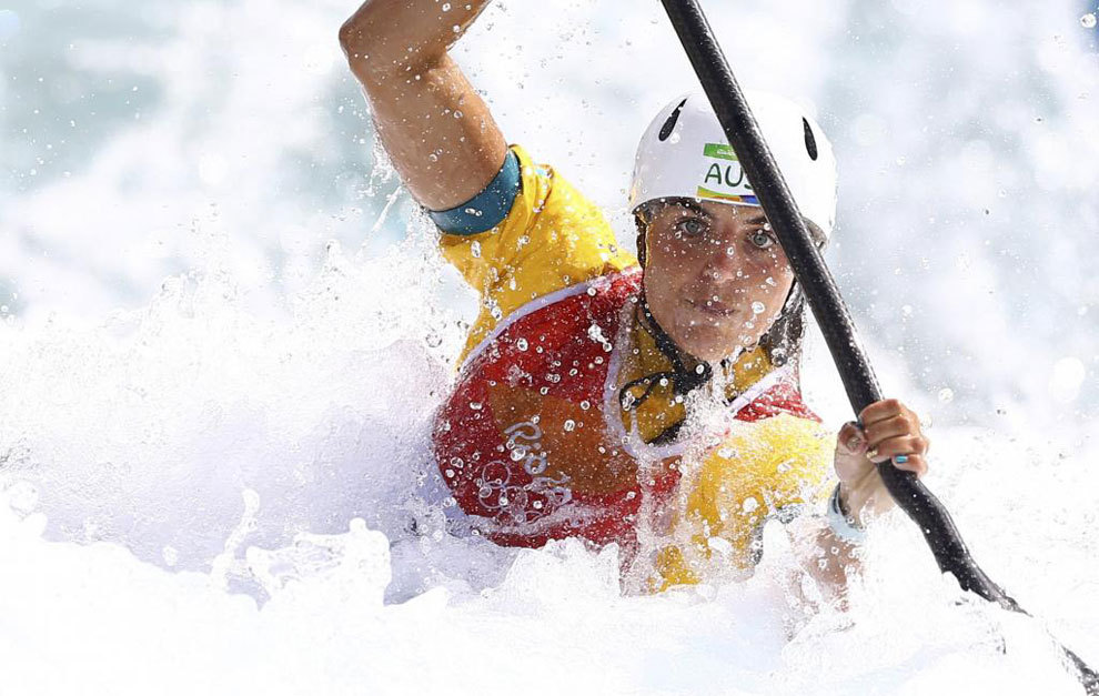 Agua y piragista forman un solo elemento en estas pruebas de slalom.