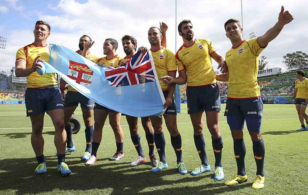 Algunos de los jugadores españoles con la bandera de Fiji tras acabar...