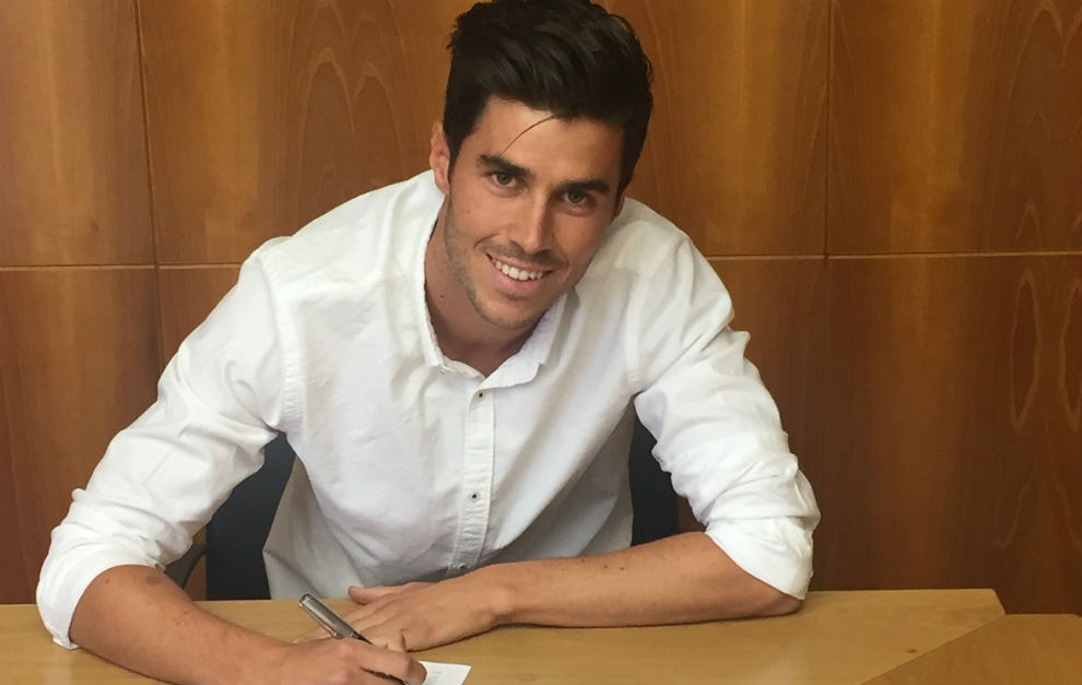 Edu Garca firma su contrato con el Real Zaragoza.