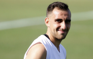 Alccer sonre en un entrenamiento con el Valencia.