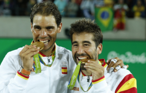La emocin de oro de Rafa Nadal y Marc Lpez tras ganar el torneo de...