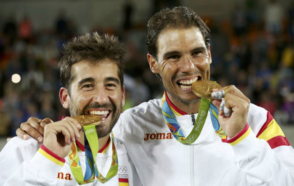Rafa Nadal y Marc Lpez mordiendo su medalla de oro