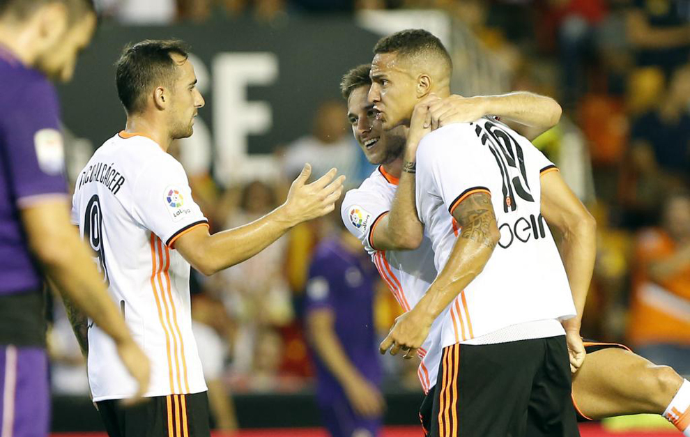 Alccer, Medrn y Rodrigo celebran el primer gol del Valencia.