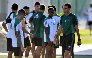 Gustavo Poyet, en un entrenamiento junto a sus jugadores.