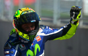 Rossi saluda al pblico tras acabar cuarto en el GP de Austria