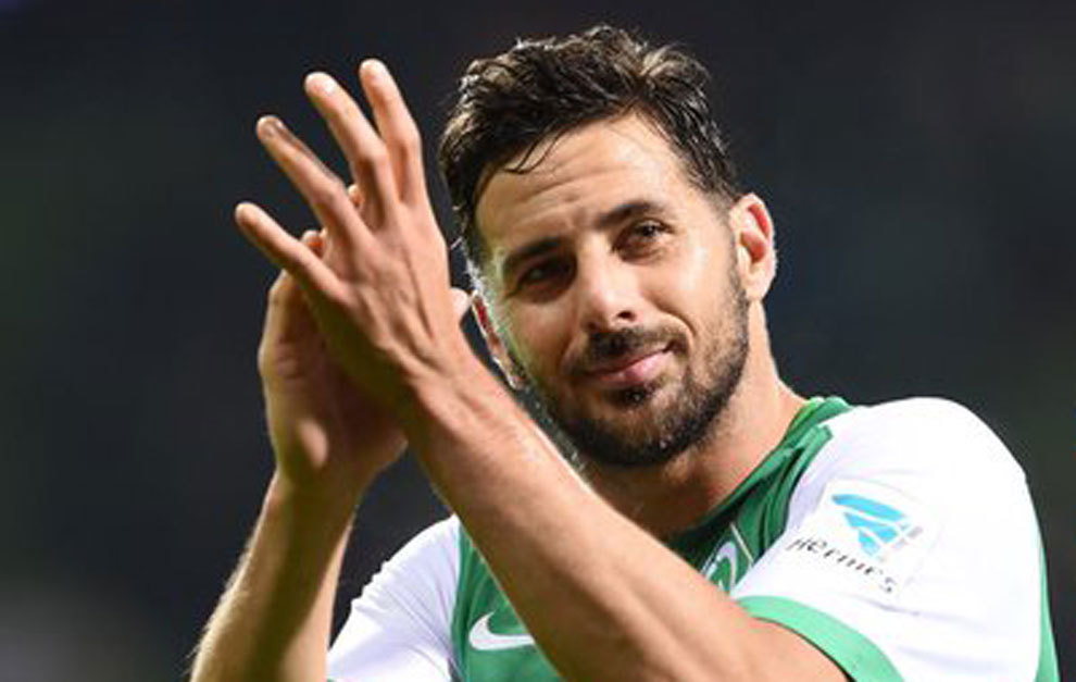 Pizarro aplaude en un partido con el Werder Bremen.