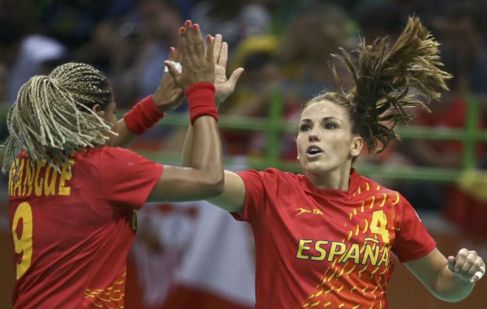 Marta Mangu celebra un gol con Carmen Martn.