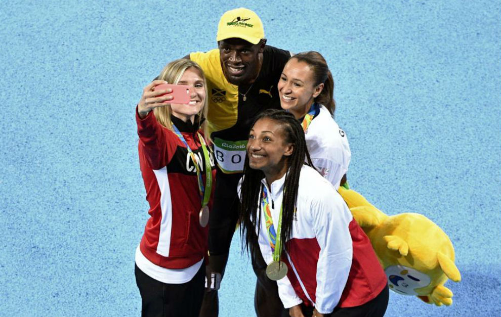 Usain Bolt se hace un selfie.