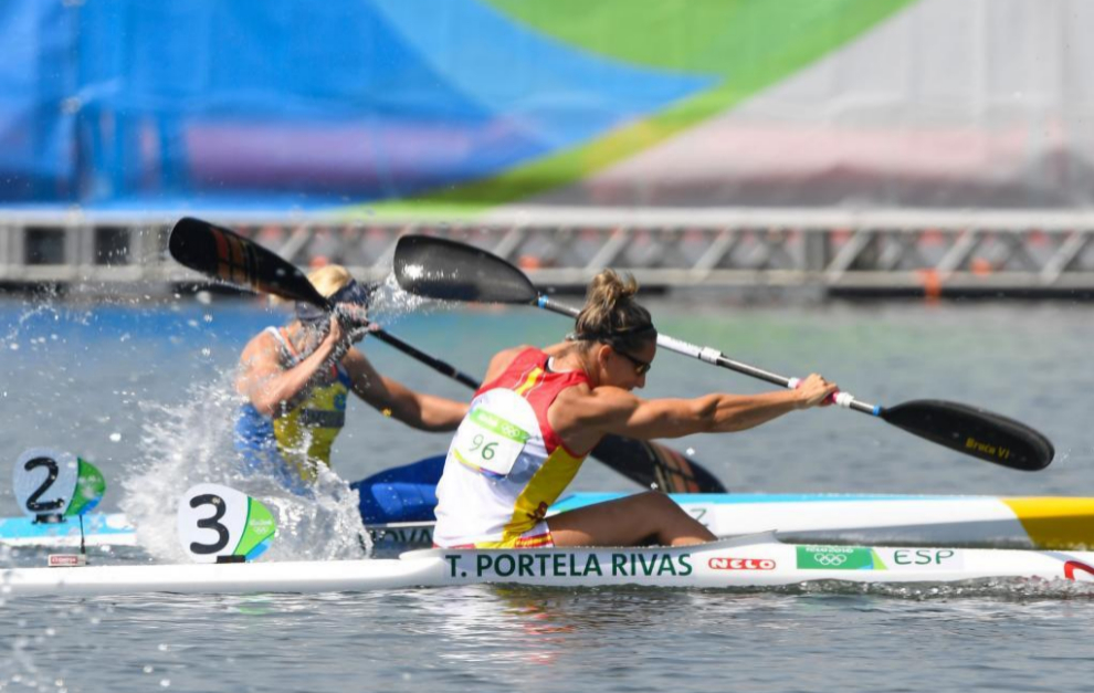 Teresa Portela completando la prueba de 200m femenina de Kayak simple....