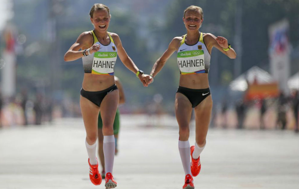 Las gemelas Hahner en la entrada a meta del maratn en Ro.