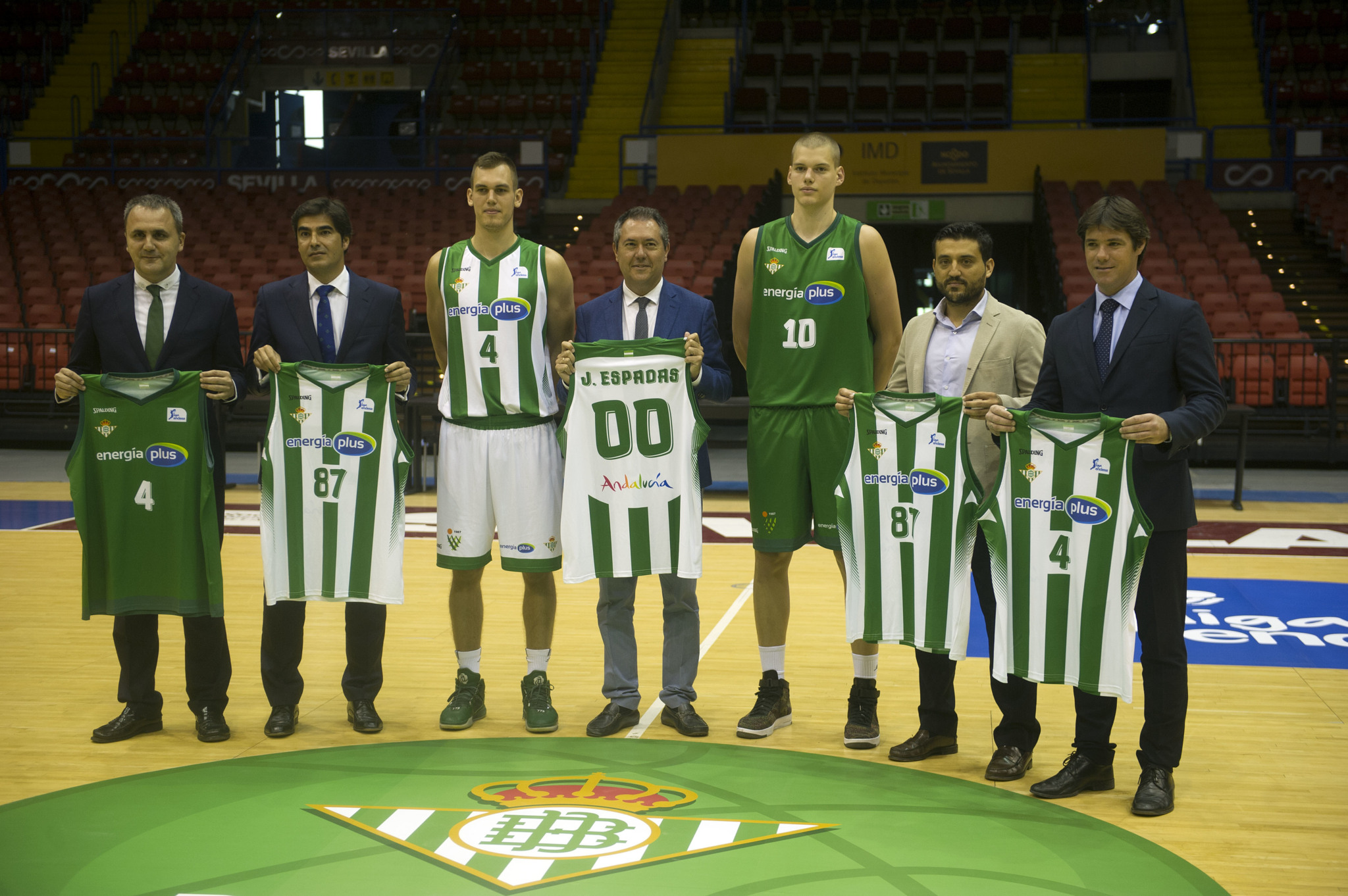 BUFANDA BALONCESTO OFICIAL REAL BETIS ENERGIA PLUS CAMPEON