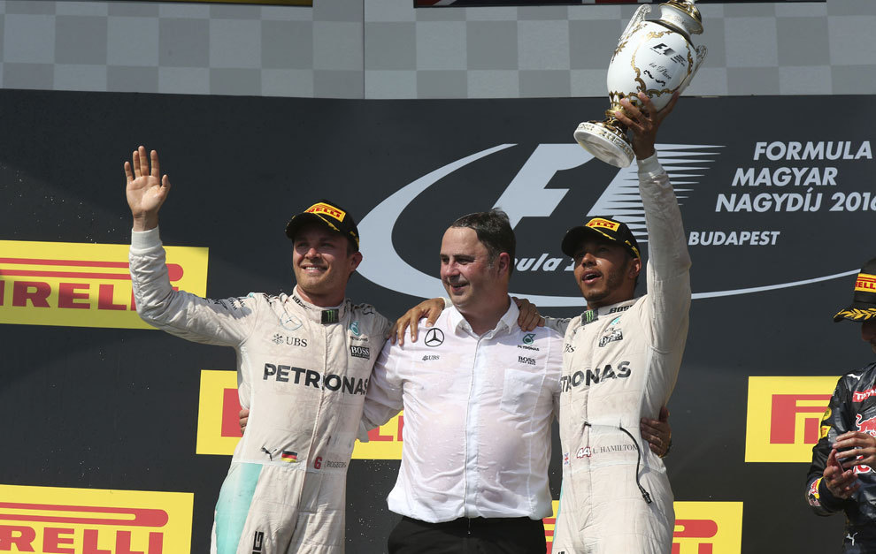 Rosberg, un componente de Mercedes y Hamilton, en el podio de Hungra