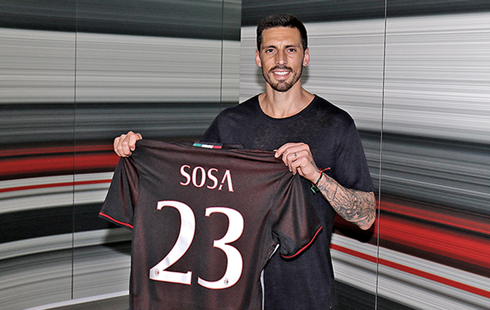 Jos Sosa posa con la camiseta del Milan