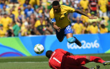 Neymar marca despus de que el baln rebote en el portero.