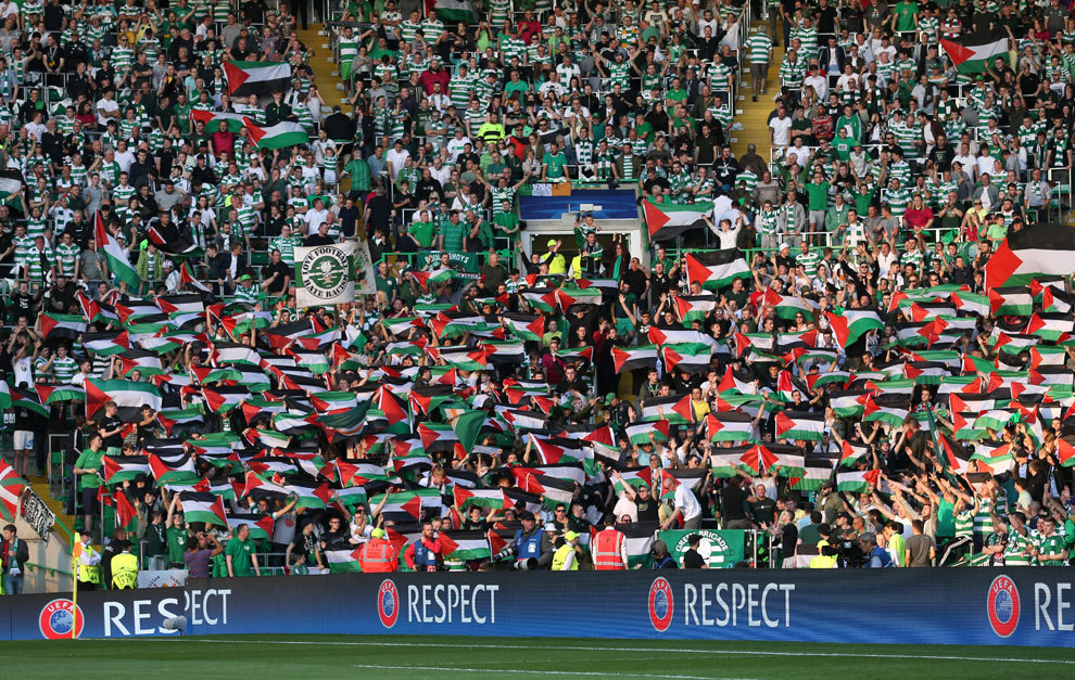 Aficionados del Celtic muestran banderas de Palestina antes del...