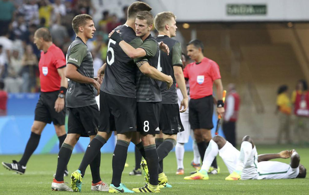 Los jugadores de Alemania celebran su triunfo ante Nigeria.