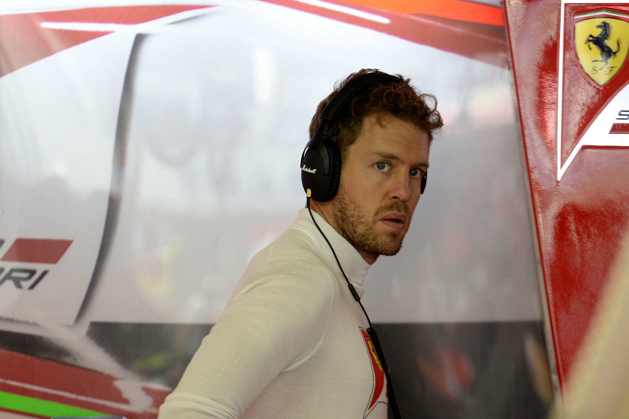 Vettel, en el box de Ferrari durante el GP de Alemania