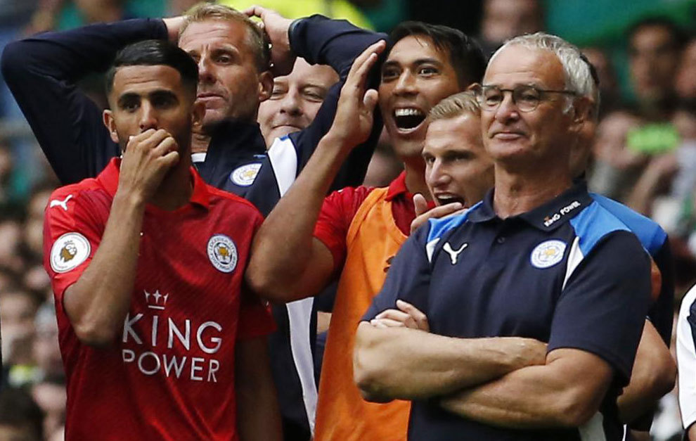 Claudio Ranieri, junto con Mahrez en un partido del Leicester. /
