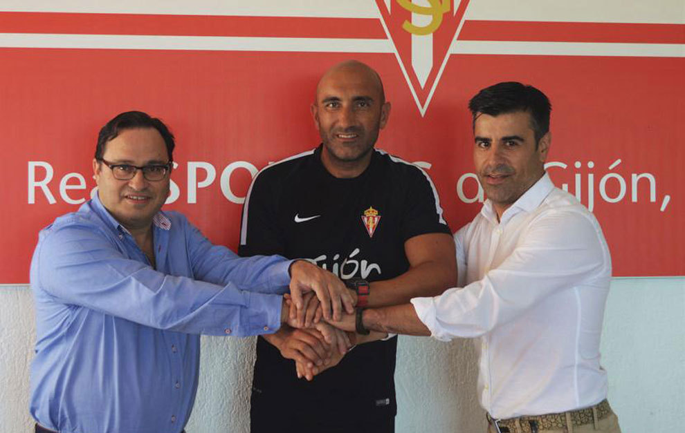 Abelardo tras la firma del acuerdo alcanzado con el Sporting de...