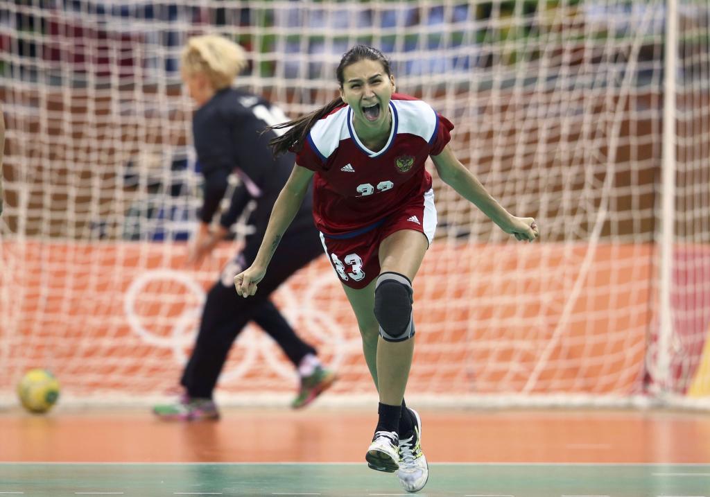 La rusa Ilina celebra el ltimo gol, desde siete metros, en la...