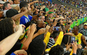 Bolt, con unos aficionados tras su victoria en 200.