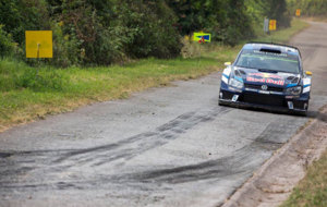 Mikkelsen rodando sobre el asfalto teutn con su Polo WRC