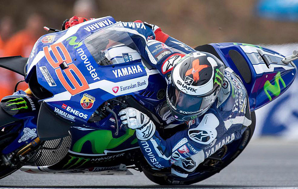 Lorenzo se tumba con su Yamaha en Brno.