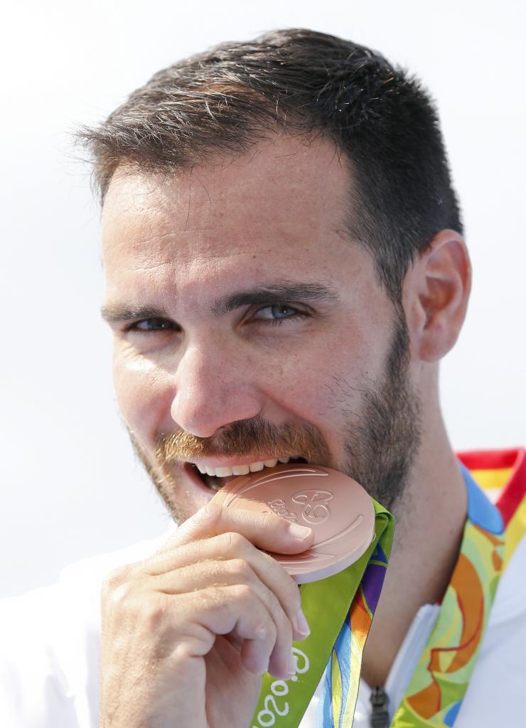 Sal Craviotto celebra su medalla de bronce en el K1 200 en Ro.