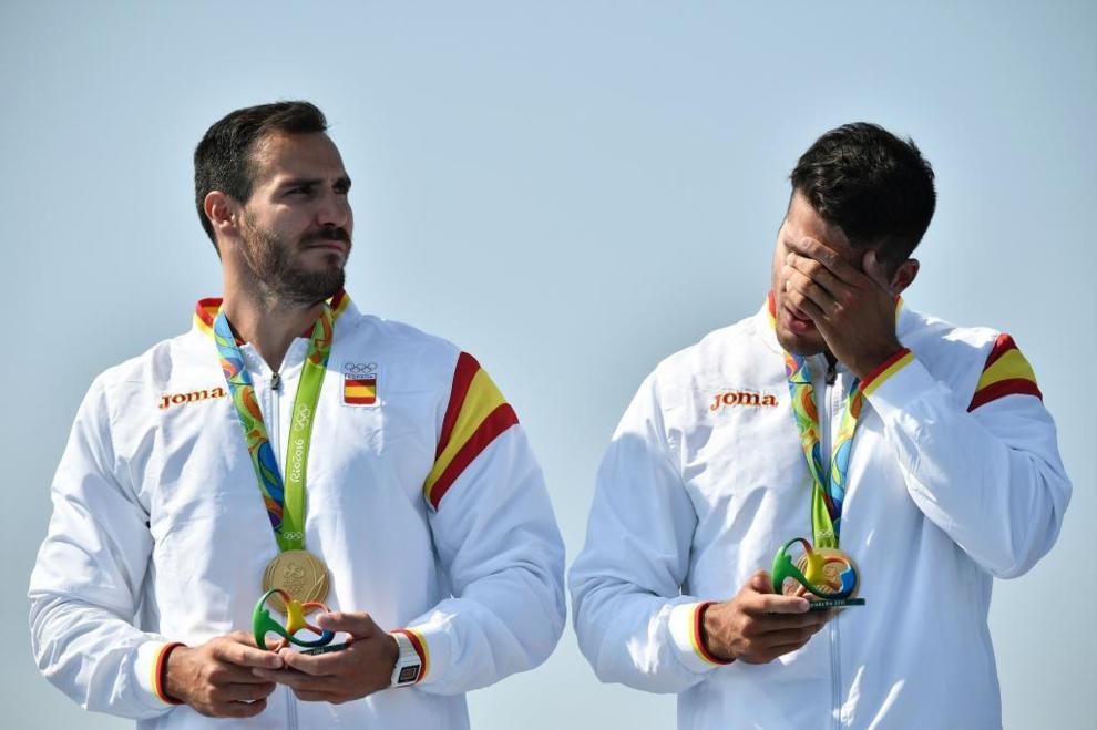 Sal Craviotto y Cristian Toro celebran su medalla de oro el K2 200...