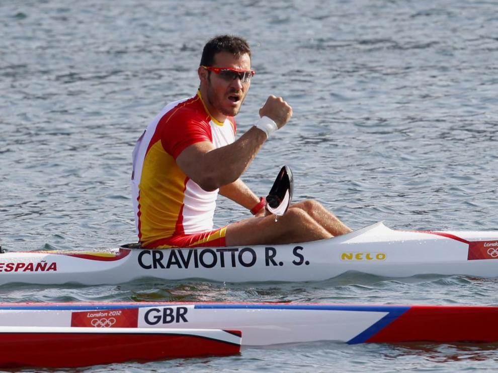 Sal Craviotto celebra su medalla de plata en el K1 200 en Londres.