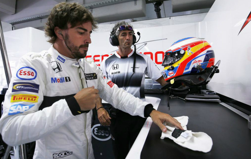 Alonso se prepara en su box en el GP de Alemania