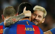 Messi abraza a Arda.