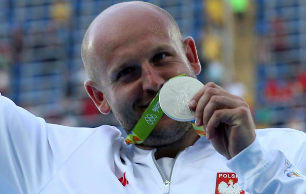 Piotr Malachowski recogiendo su medalla de plata en Ro