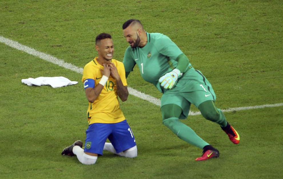 Neymar y Weverton, los dos hroes de la tanda de penalti, celebran el...