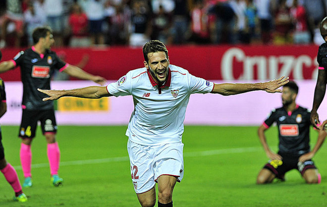Franco Vzquez celebra su gol, el cuarto del Sevilla.