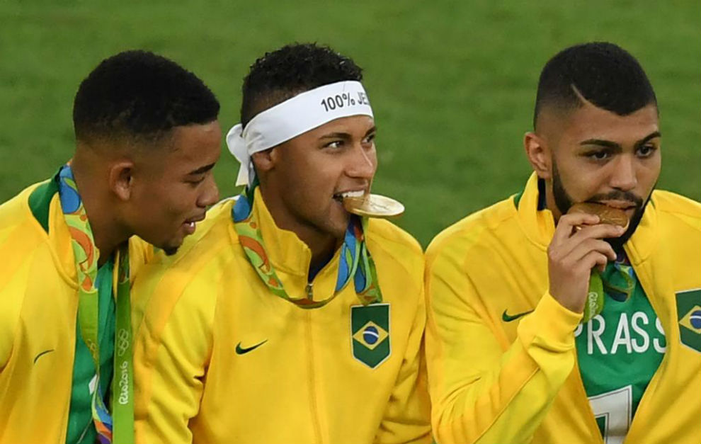 Neymar muerde su medalla. Le ha costado, pero lo ha conseguido junto...