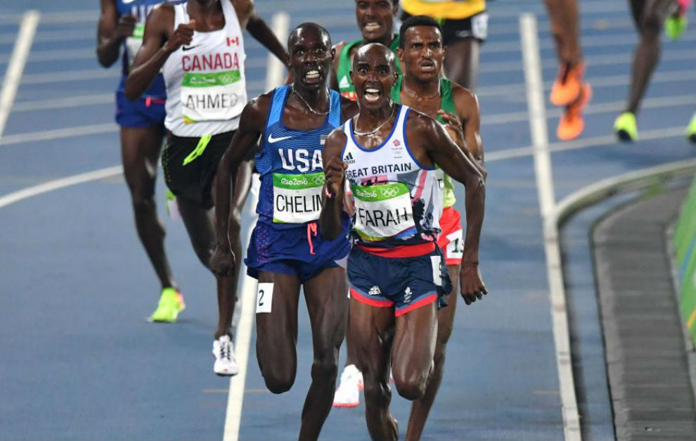 Paul Chelimo disputa el sprint final de los 5.000 metros con Mo Farah.